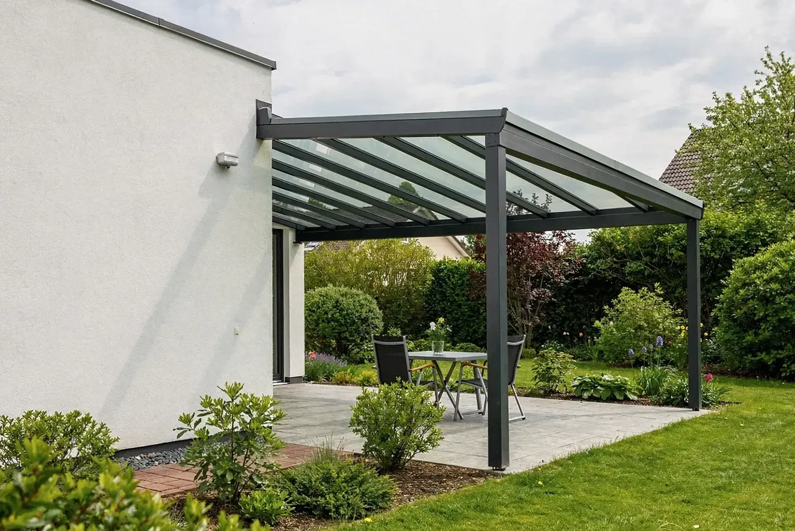 Neue Terrassenüberdachung mit Glasdach an einem Wohnhaus in Flensburg